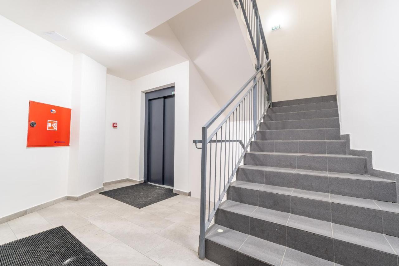 Brand New Studio Apartment # 42 In Brand New Building With Free Parking In The Center Prag Exterior foto